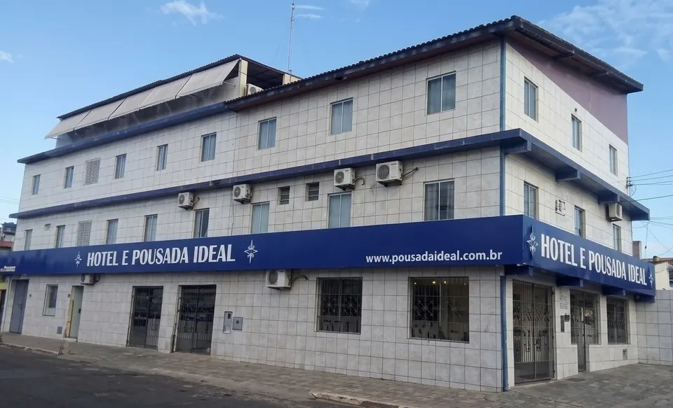 Fachada do Hotel & Pousada Ideal em Camaçari