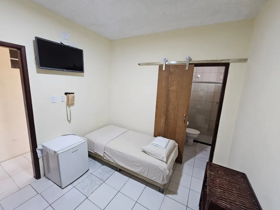 Quarto individual com TV, frigobar e banheiro privativo