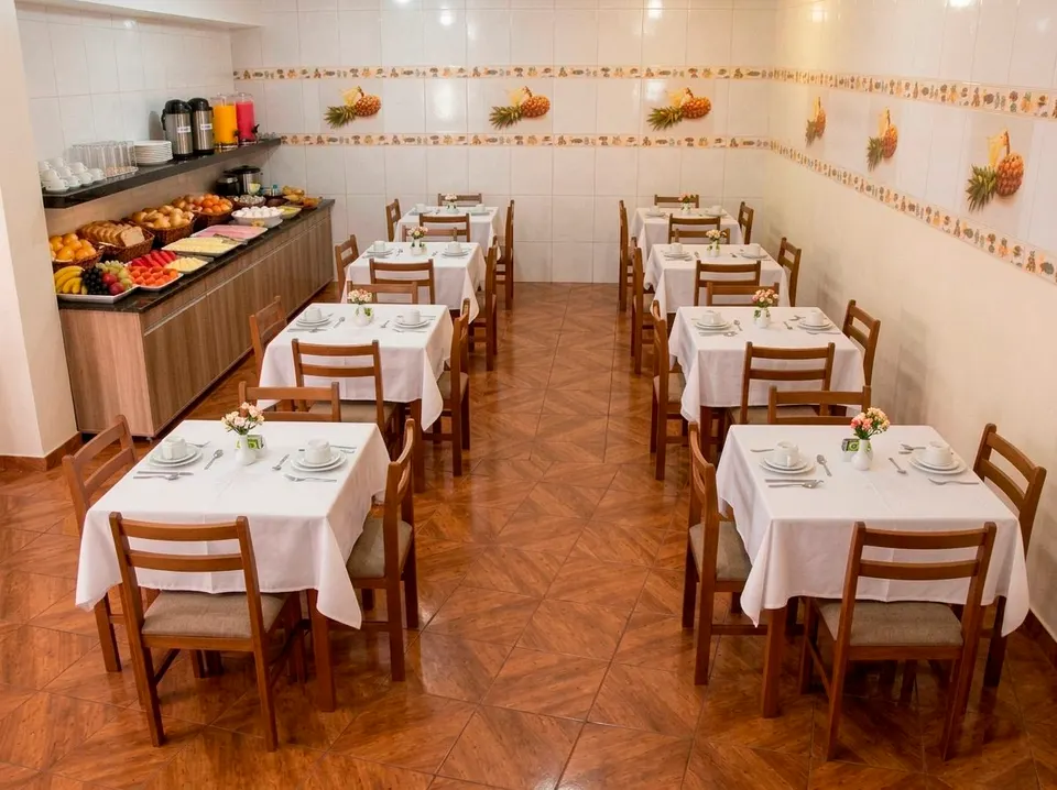 Um café da manhã pensado para renovar as energias antes de um dia inteiro de trabalho.
Mais de 30 opções esperam por você todos os dias, das 6h às 9h: pães fresquinhos, bolos caseiros, frutas da estação, sucos naturais, frios e queijos variados.
Simples, farto e feito com o cuidado de quem também é dono da casa.